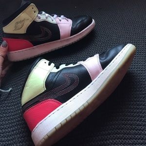 Jordan 1 mid glow in the dark